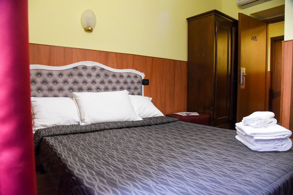 Single Room | In-room safe, free WiFi