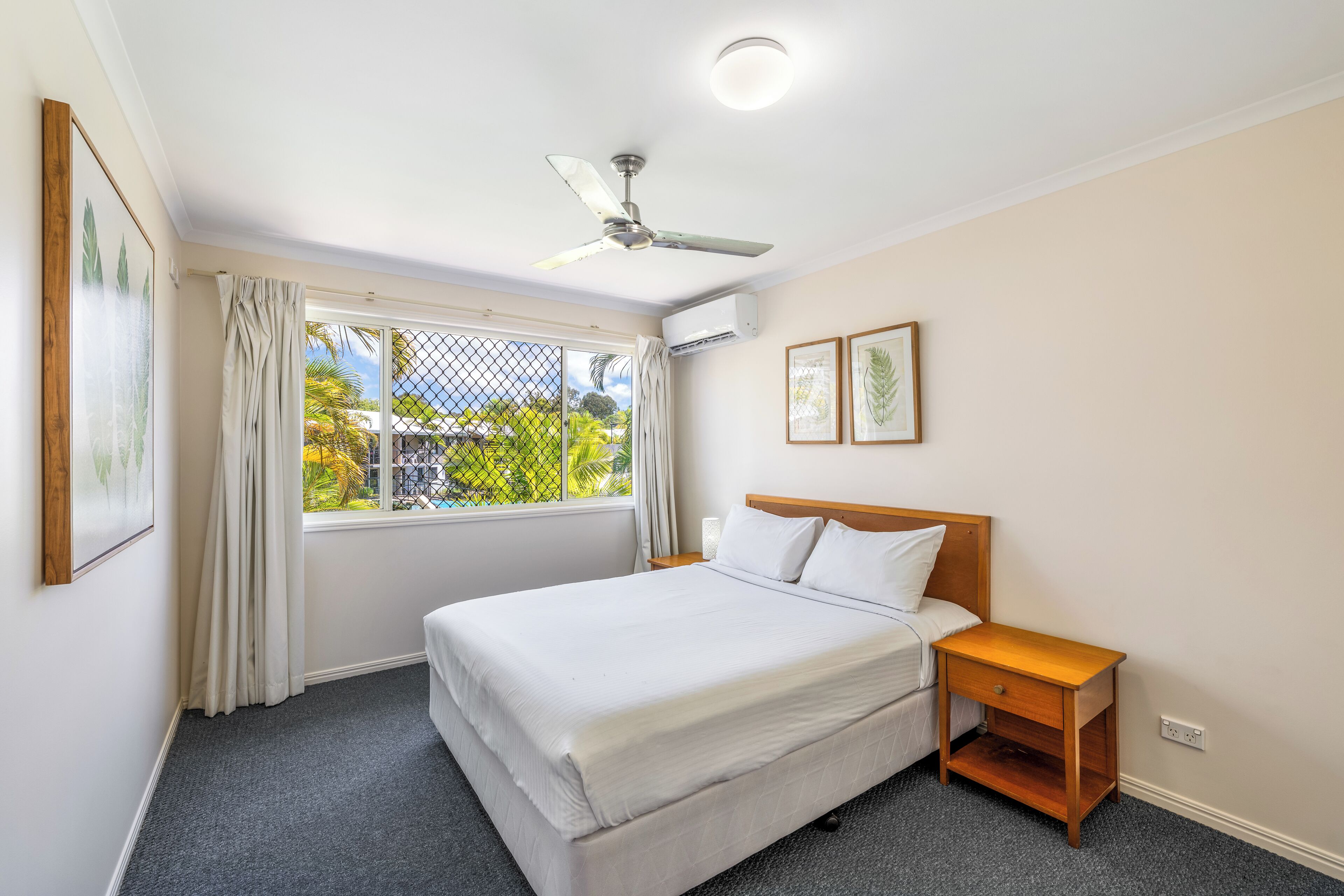 Coffres-forts dans les chambres, fer et planche à repasser