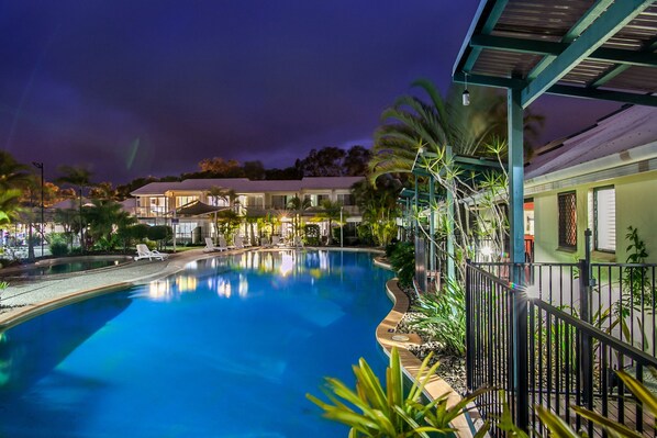 3 piscinas al aire libre, una piscina climatizada, sombrillas