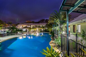 3 outdoor pools, a heated pool, pool umbrellas, pool loungers