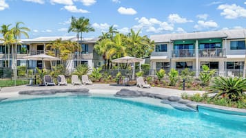 3 outdoor pools, a heated pool, pool umbrellas, pool loungers