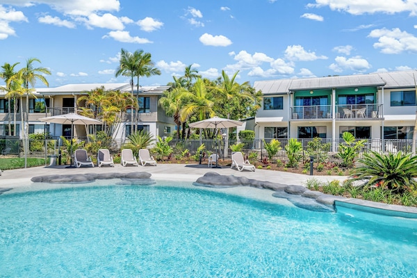 3 piscine all'aperto, una piscina riscaldata, ombrelloni da piscina