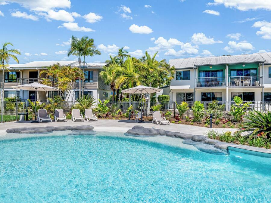 3 piscinas al aire libre, una piscina climatizada, sombrillas, tumbonas