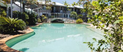 3 outdoor pools, a heated pool, pool umbrellas, sun loungers