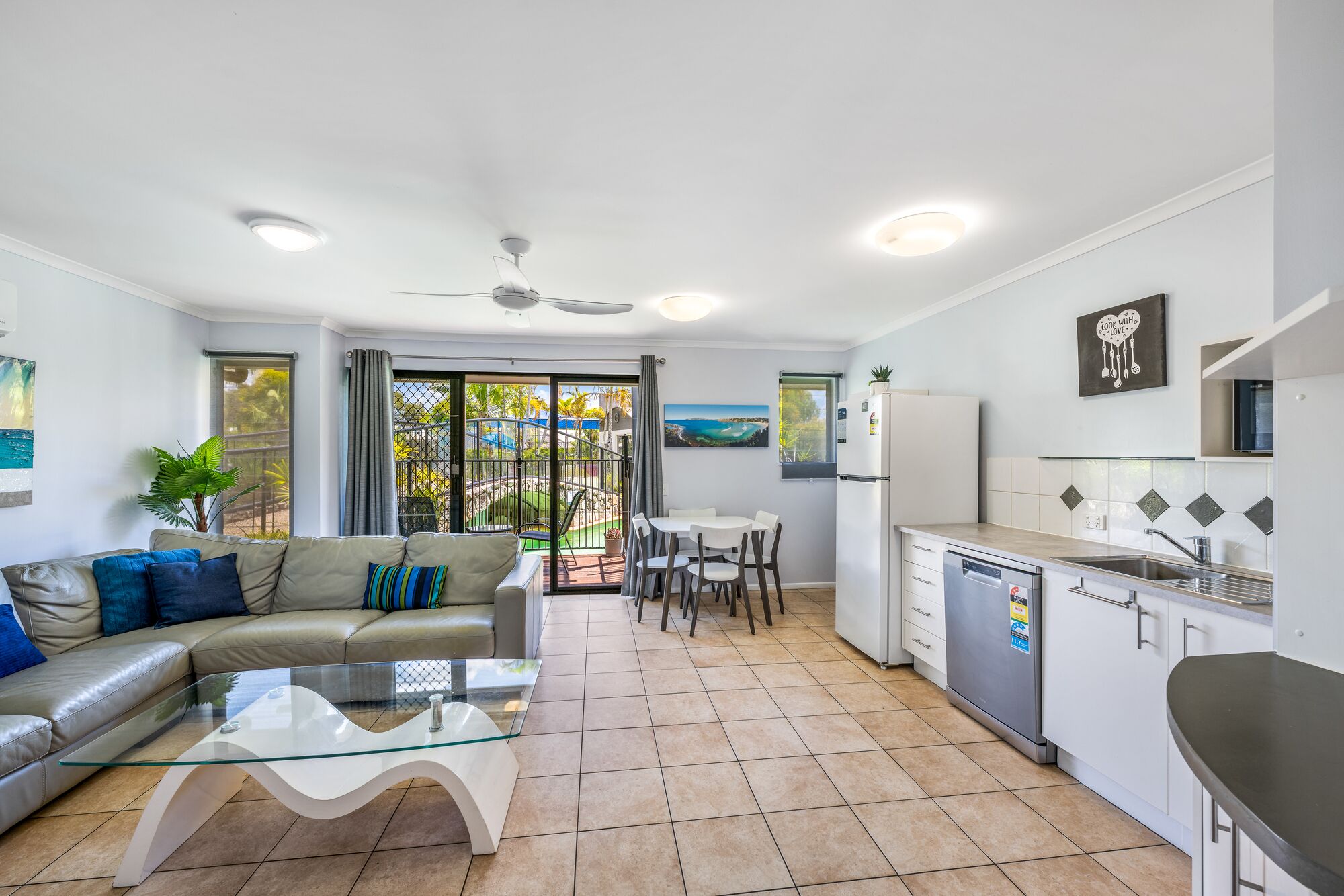Un apartamento moderno con sala de estar, comedor y cocina.