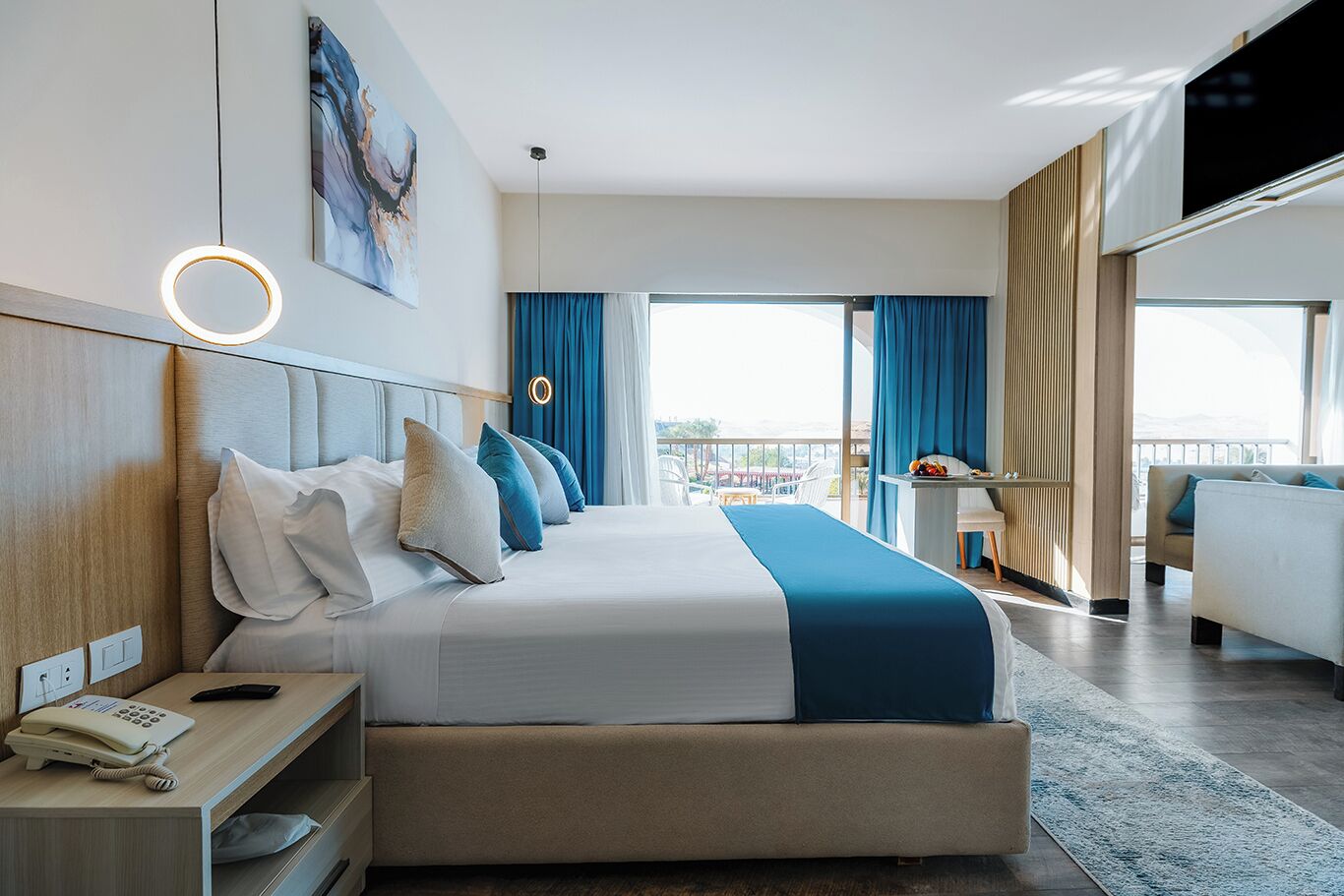 Suite – design, terrasse, elveutsikt | Minibar, safe på rommet og strykejern/-brett