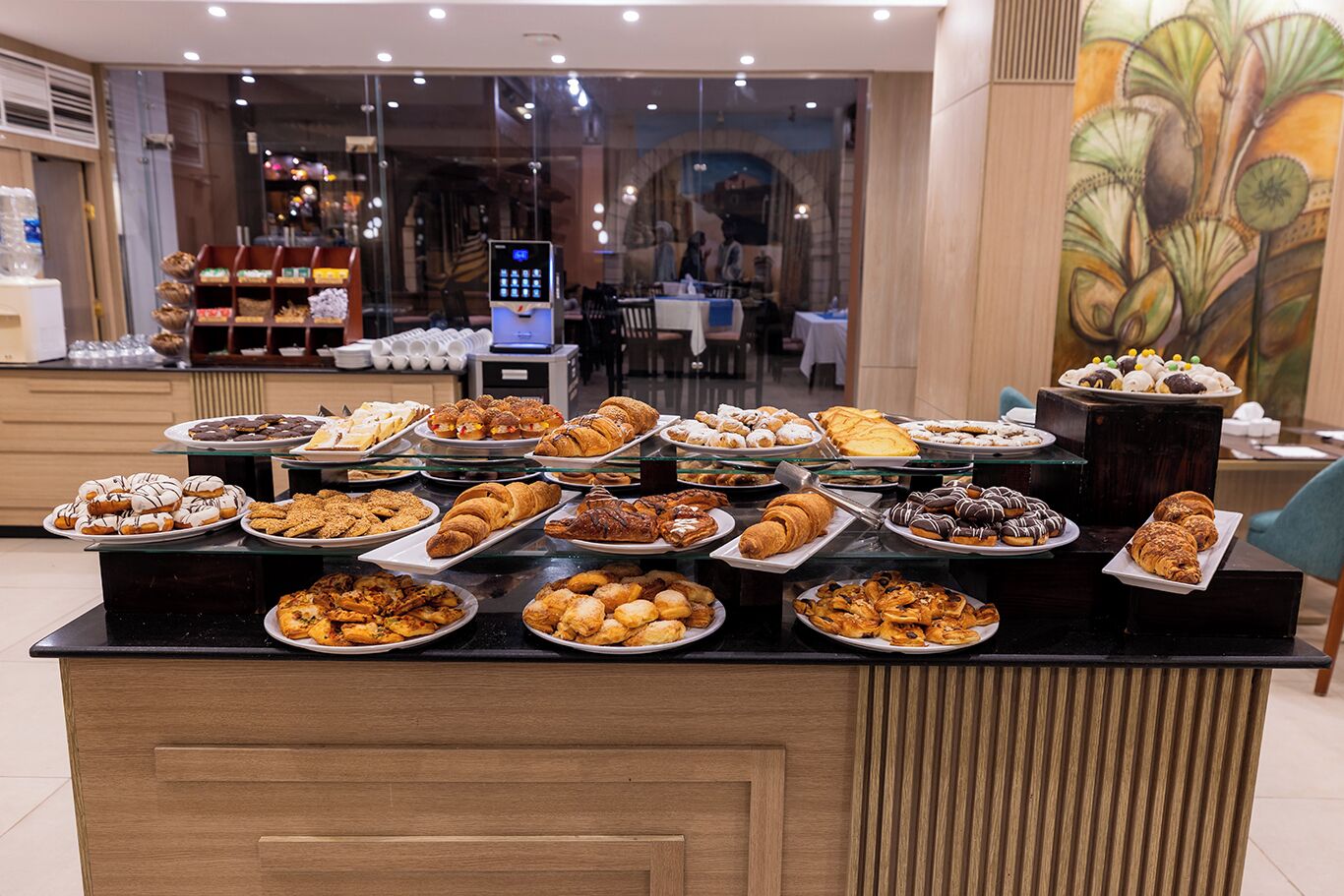 Ein Buffet mit verschiedenen Gebäck- und Dessertspezialitäten.