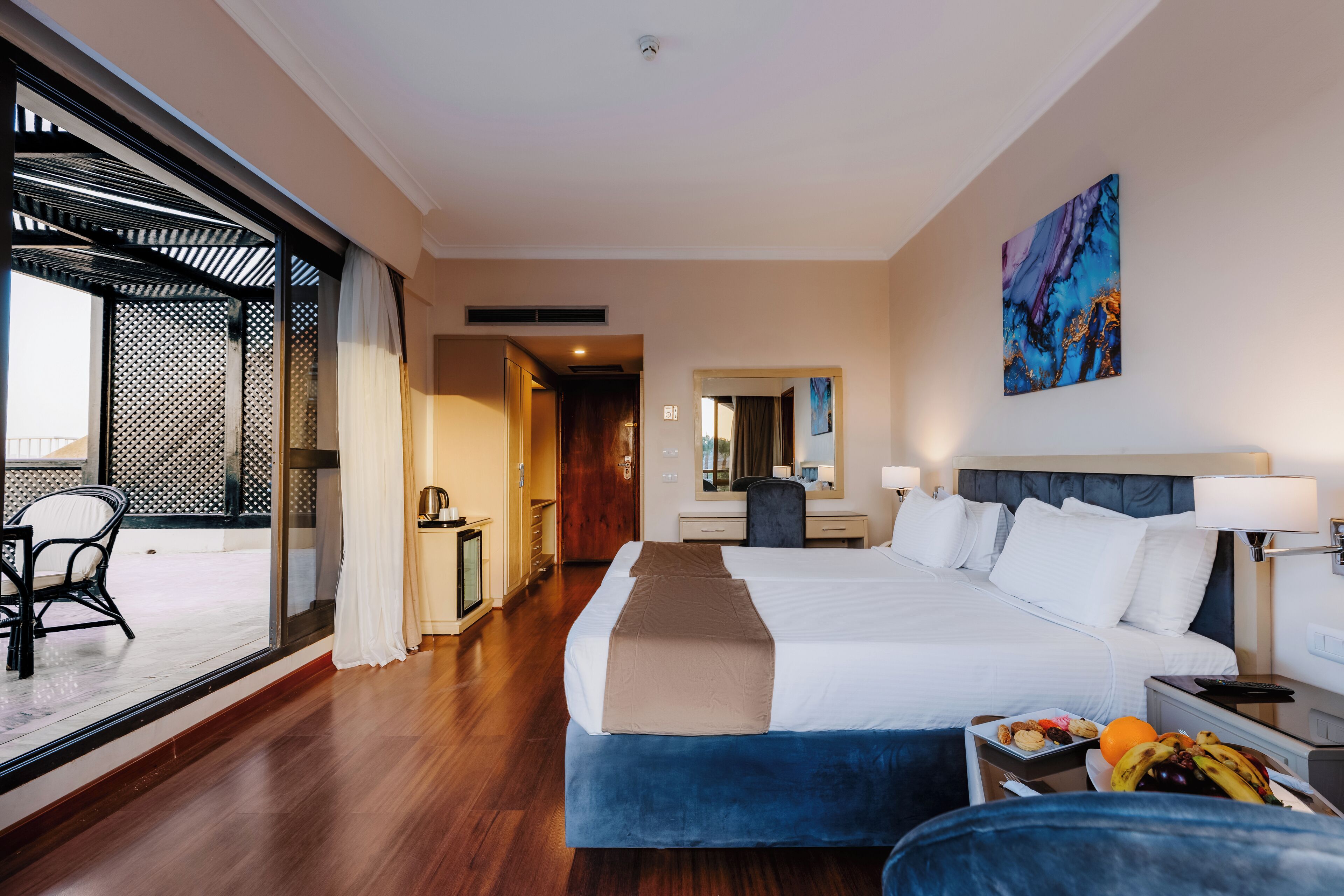 Habitación superior con 1 cama doble o 2 individuales, vistas al río | Minibar, caja fuerte, tabla de planchar con plancha y camas supletorias