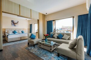 Signature Suite, Terrace, River View | Bar mini, peti besi dalam bilik, seterika/papan seterika 