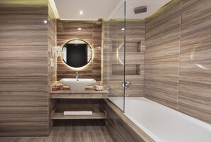 Baignoire, sèche-cheveux, bidet, serviettes fournies