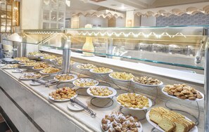 3 restaurants servant le petit déjeuner, le déjeuner et le dîner