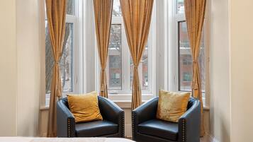 Firemannsrom – standard, 2 queensize-senger | Lydisolert, strykejern/-brett, wi-fi (inkludert) og sengetøy