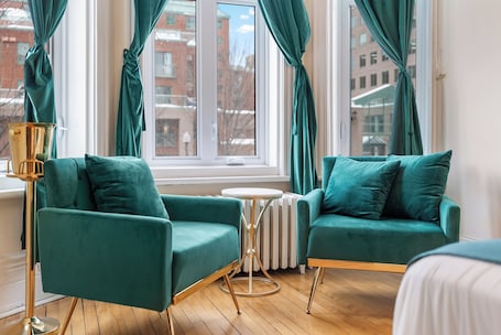 Superior Room | Living area. Hotel Charles-Alexandre - Par Aneyro
