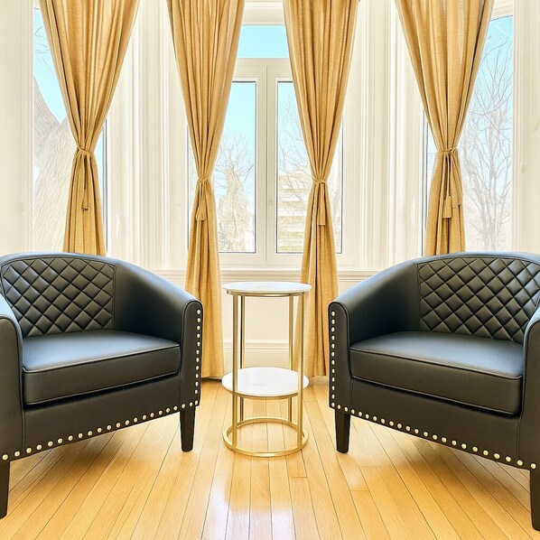 Standard Quadruple Room, 2 Queen Beds | Soundproofing, iron/ironing board, free WiFi, bed sheets - Hotel Charles-Alexandre - Par Aneyro (Québec City)