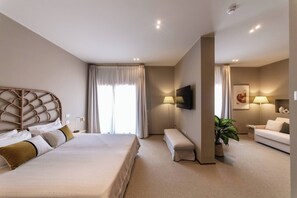 ميني بار وخزنة داخل الغرفة ومكتب وستائر تعتيم