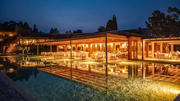 Se sirven desayunos, comidas y cocina mediterránea con vista al jardín