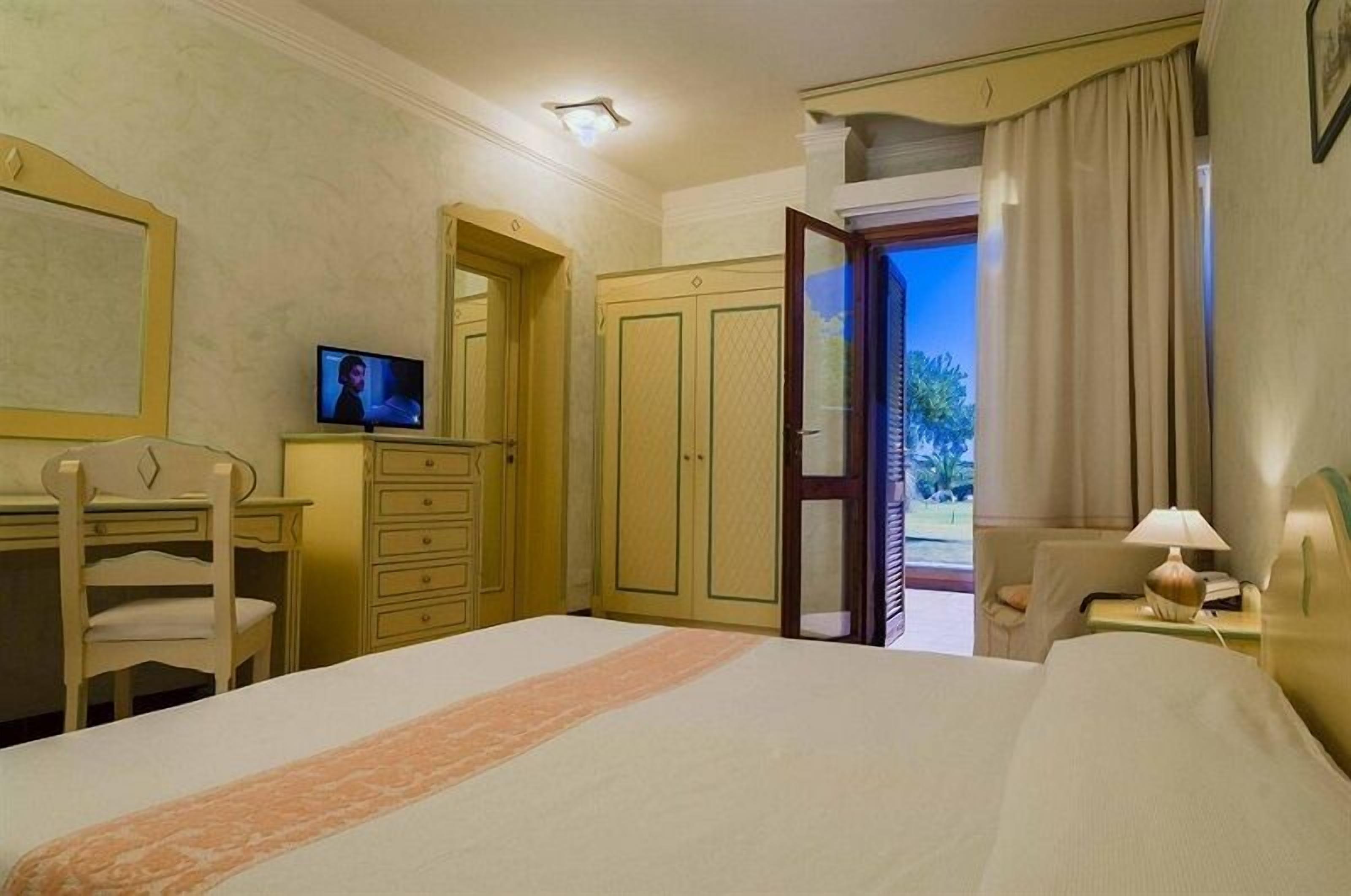 Minibar, in-room safe, desk, blackout drapes
