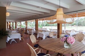 Serviço de café da manhã, culinária mediterrânea, vistas para o jardim