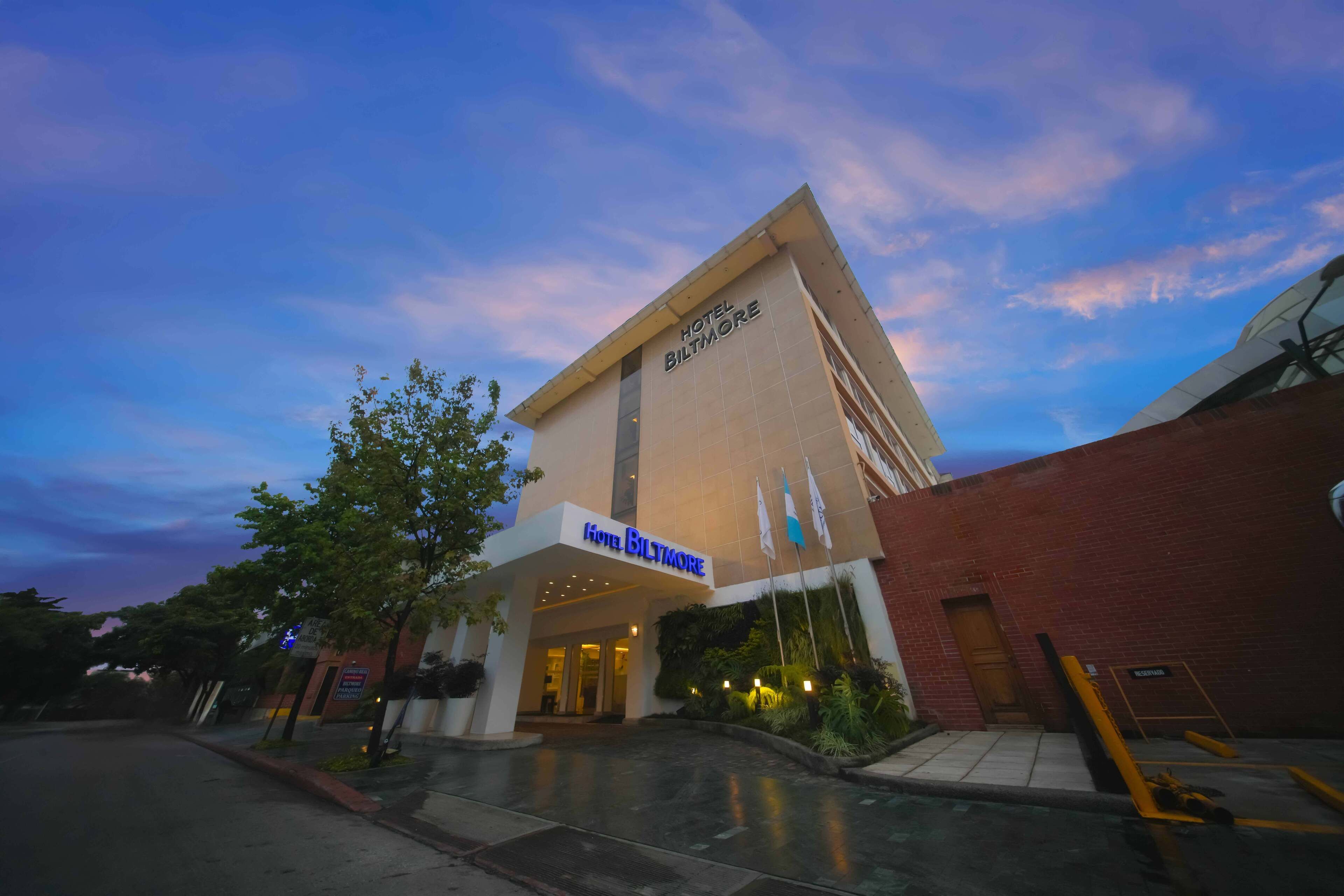 Vista frontal de la propiedad por la tarde o noche