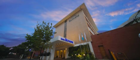 Majoituspaikan julkisivu illalla/yöllä