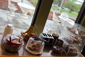 Free daily continental breakfast 