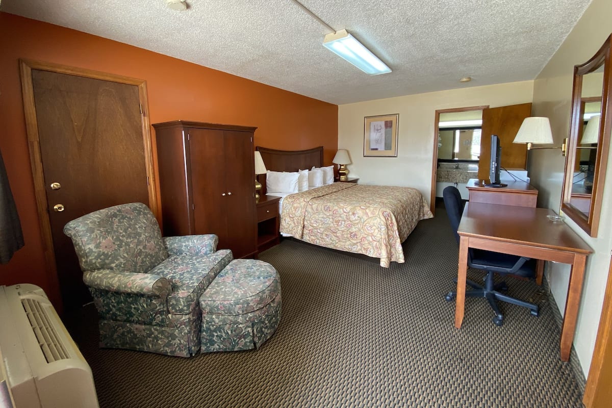 Standard Room, 1 King Bed, Smoking | Down duvets, desk, blackout curtains, iron/ironing board
