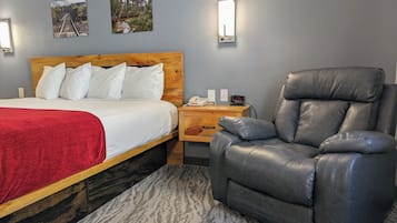 Habitación, 1 cama King size | Caja de seguridad en la habitación y tabla de planchar con plancha