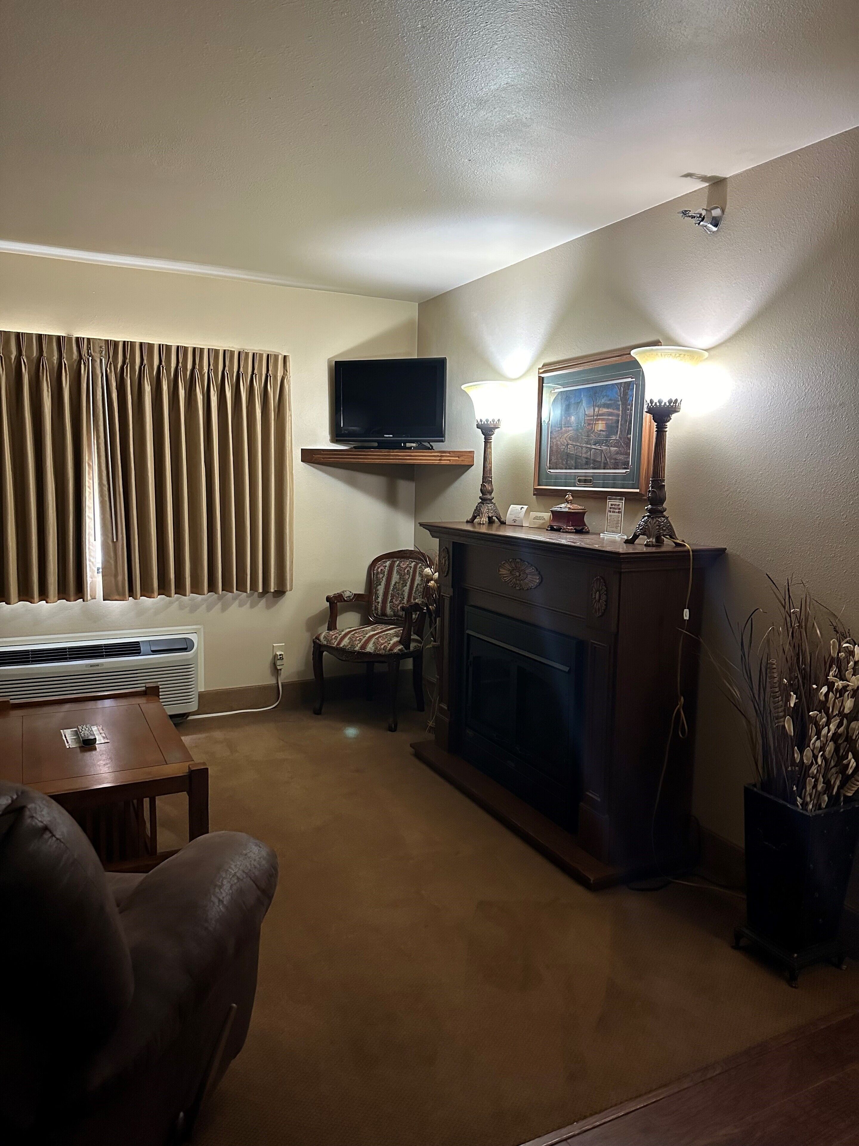 suite, 1 queen bed with sofa bed | living area | tv