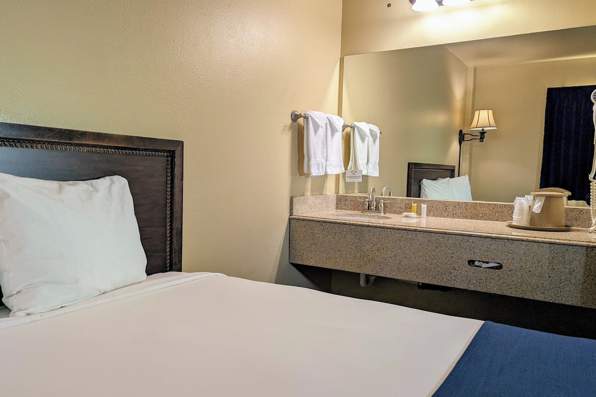room, 1 queen bed, accessible | in-room safe, iron/ironing board, rollaway beds, free wifi
