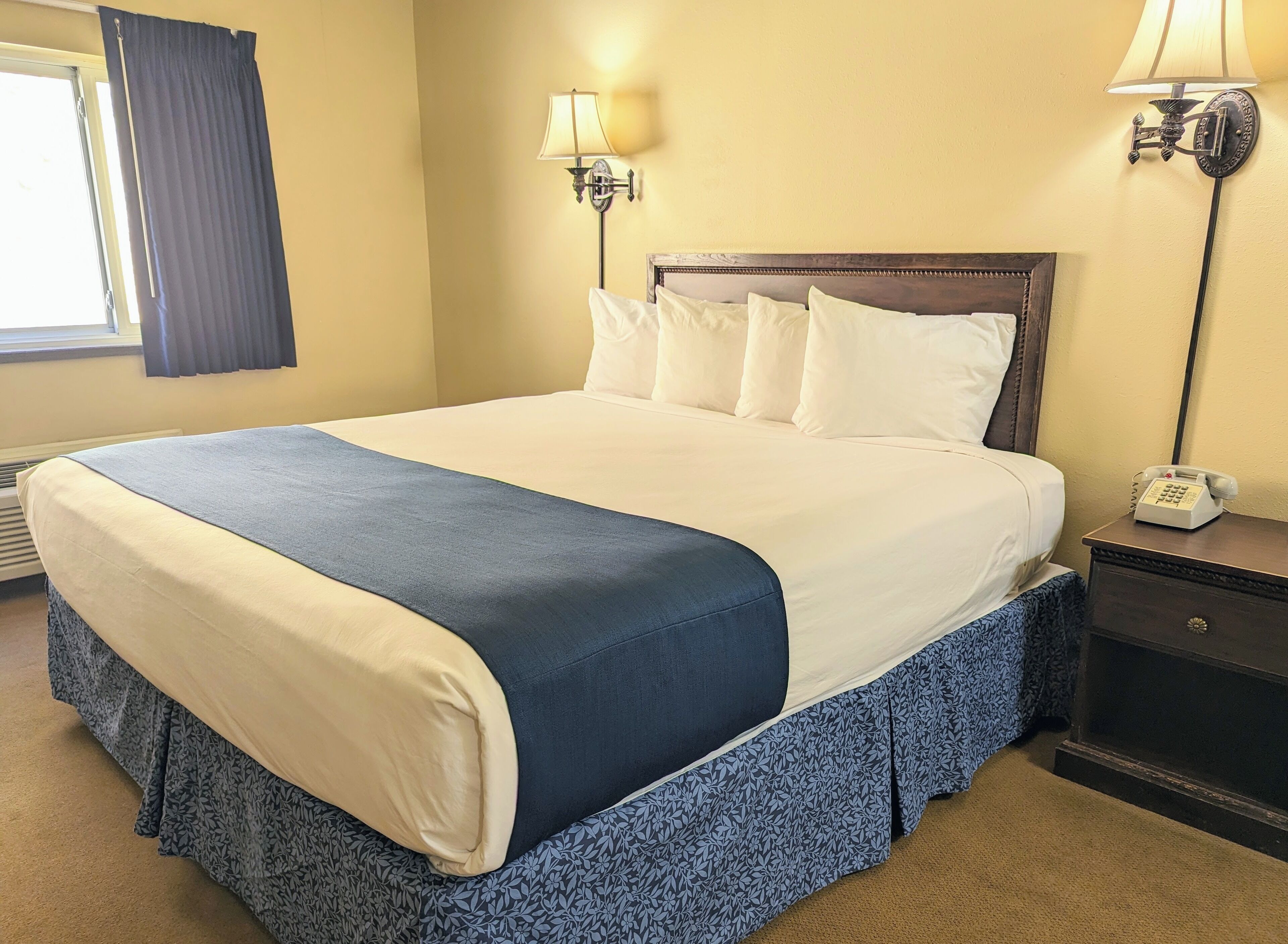 room, 1 king bed | in-room safe, iron/ironing board, rollaway beds, free wifi