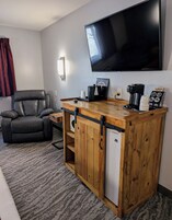 Room, 1 King Bed | Living area | TV