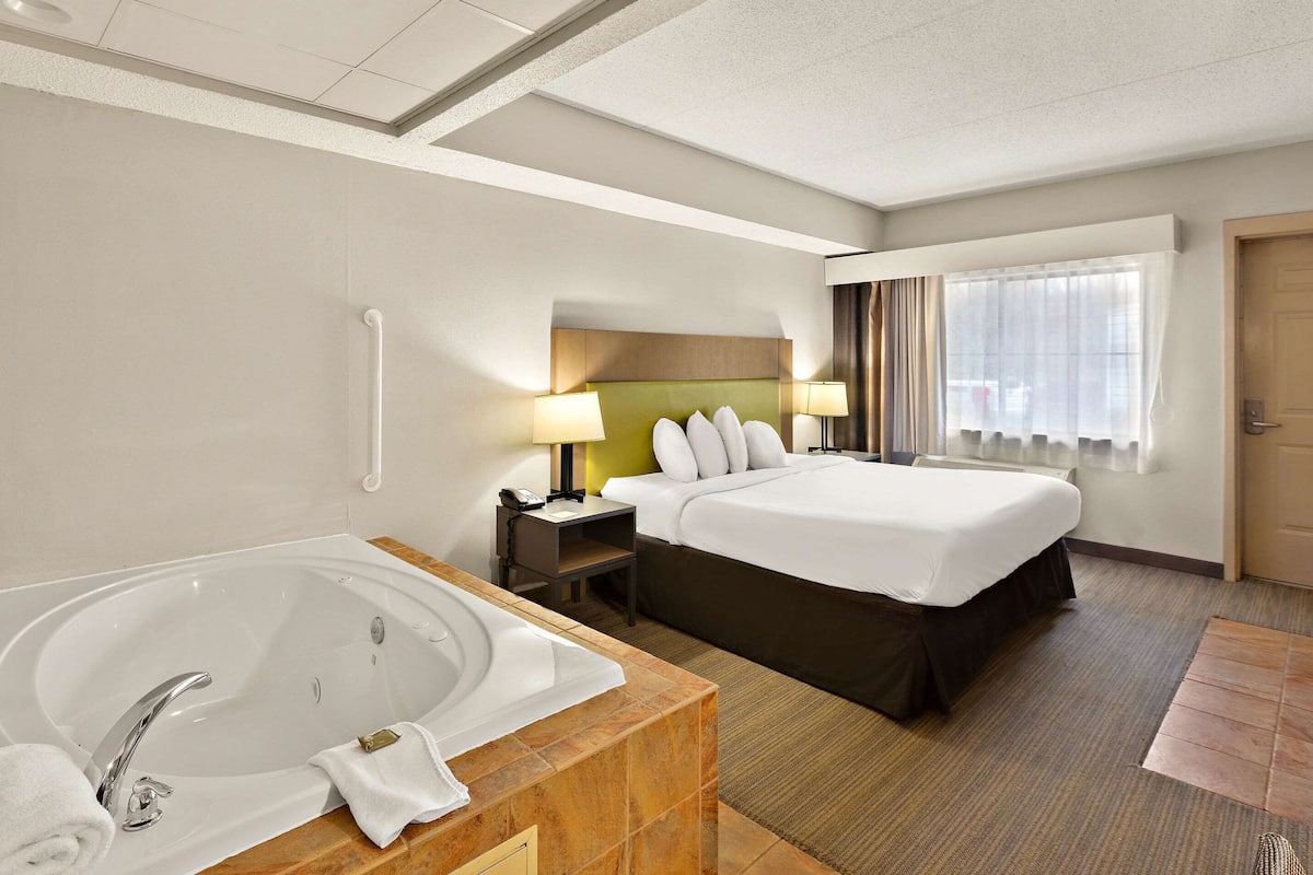 Suite, 1 King Bed, Accessible, Jetted Tub (NonSmoking ) | 1 bedroom, premium bedding, minibar, in-room safe
