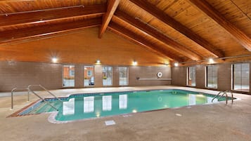 Indoor pool, sun loungers
