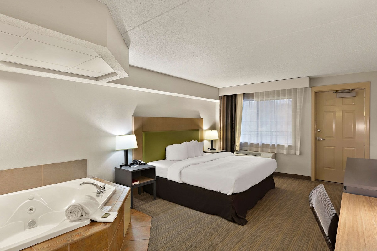 Suite, 1 King Bed, Non Smoking, Jetted Tub | 1 bedroom, premium bedding, minibar, in-room safe