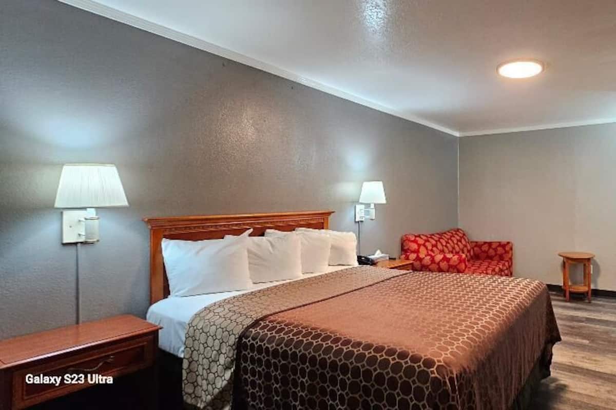 Basic Room | Desk, blackout drapes, iron/ironing board, free WiFi