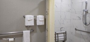 Kamar Basic | Meja kerja, tirai kedap cahaya, setrika/meja setrika, dan Wi-Fi gratis