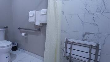 Un baño con inodoro, toallero y cortina de ducha.