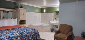 Comfort kamer | Een bureau, verduisterende gordijnen, een strijkplank/strijkijzer