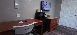 Escritorio, cortinas blackout y tabla de planchar con plancha