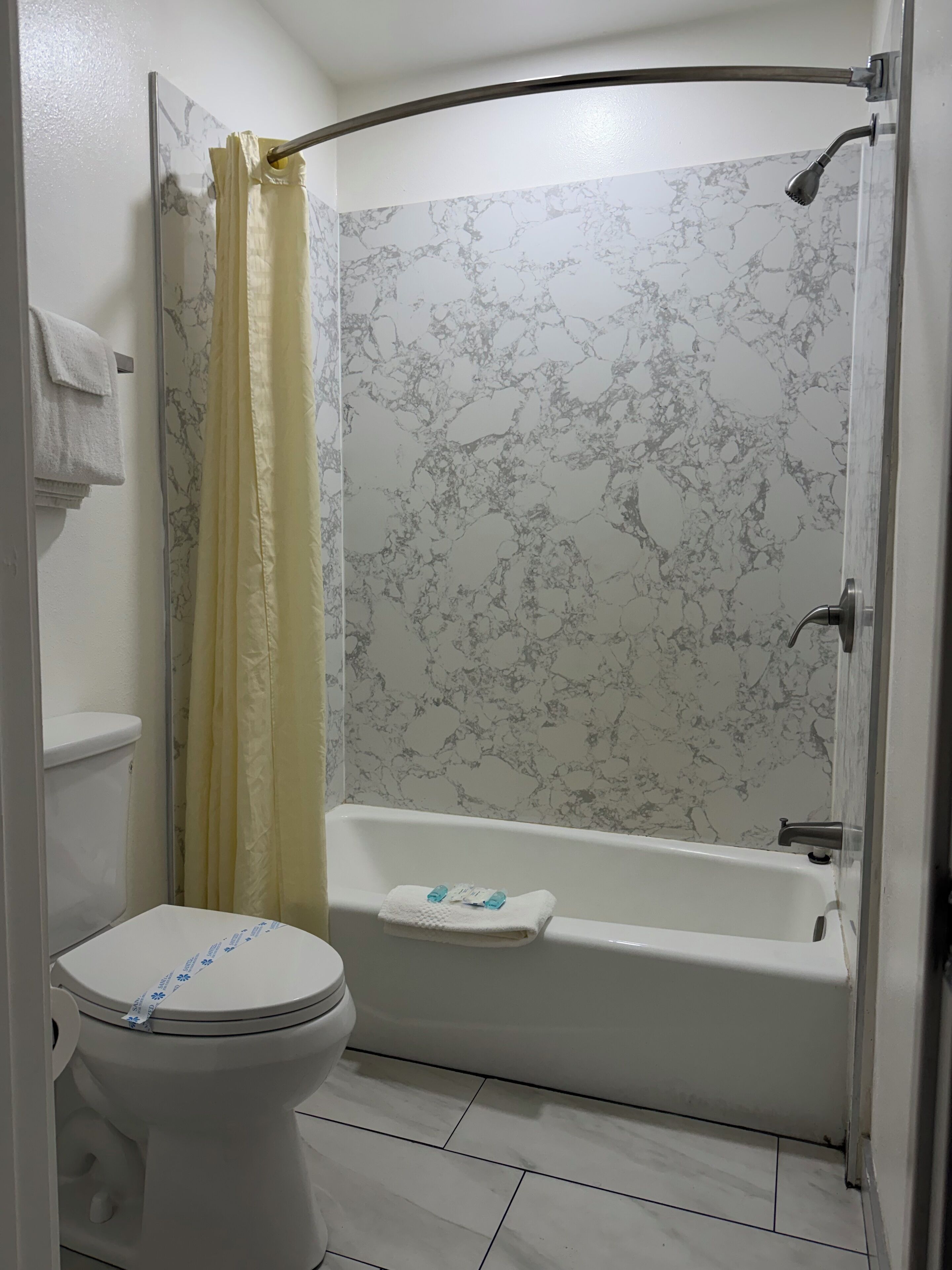 Een bad/douchecombinatie, een bubbelbad, gratis toiletartikelen