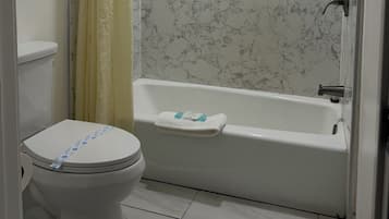 Een bad/douchecombinatie, een bubbelbad, gratis toiletartikelen