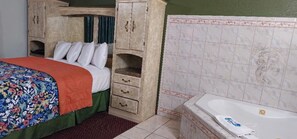 Kamar Comfort | Meja kerja, tirai kedap cahaya, setrika/meja setrika, dan Wi-Fi gratis