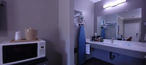 Standard Room, 1 Queen Bed, Non Smoking | Bathroom