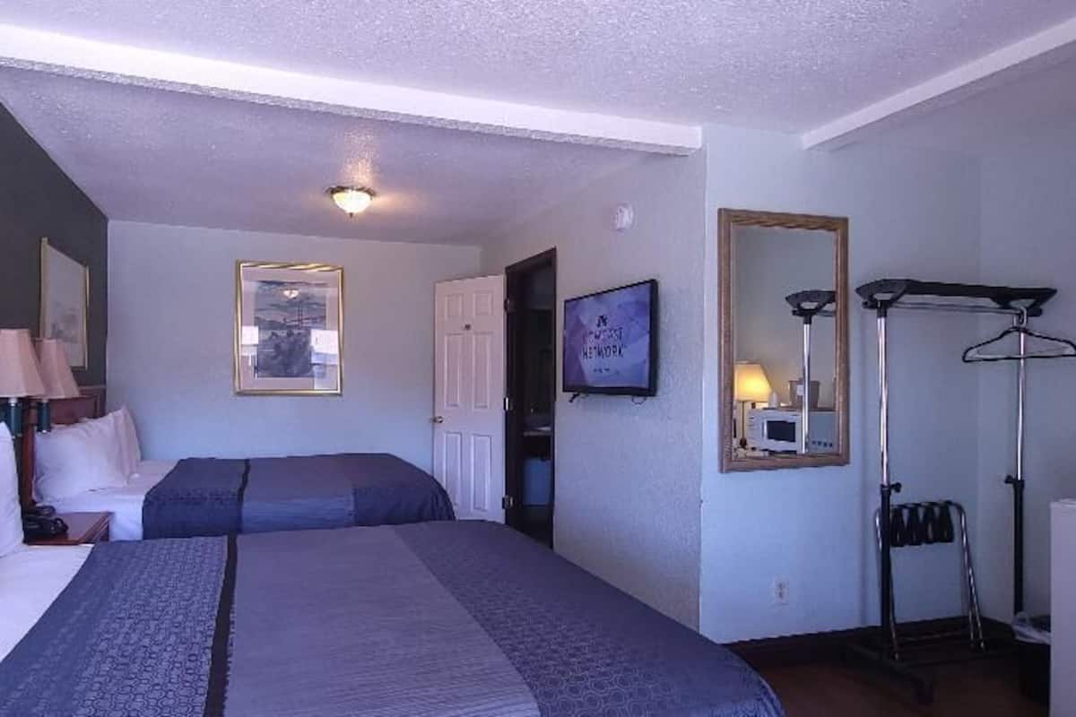 Escritorio, cortinas opacas, tabla de planchar con plancha y wifi gratis