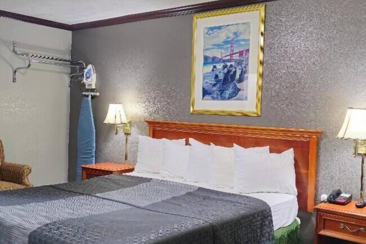 Habitación, 1 cama King size, para no fumadores | Escritorio, cortinas blackout y tabla de planchar con plancha 