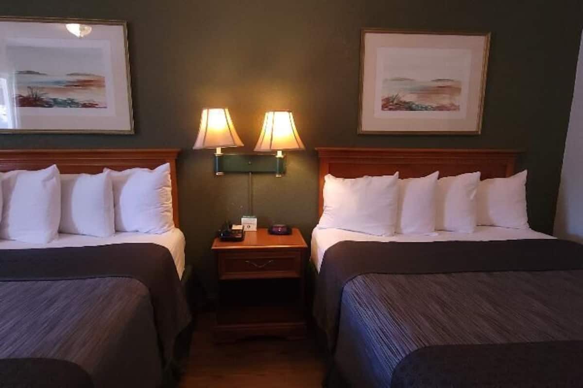 Standardzimmer, 2 Doppelbetten, Nichtraucher | Schreibtisch, Verdunkelungsvorhänge, Bügeleisen/Bügelbrett