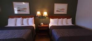 Escritorio, cortinas blackout y tabla de planchar con plancha