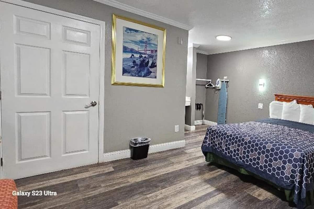 Habitación, 1 cama Queen size, regadera para personas con discapacidad, para no fumadores | Escritorio, cortinas blackout y tabla de planchar con plancha 