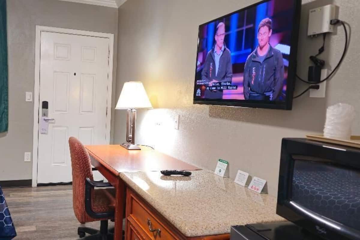 Basic Room | Desk, blackout drapes, iron/ironing board, free WiFi