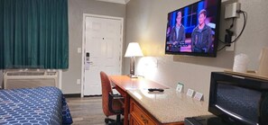 Eenvoudige kamer | Een bureau, verduisterende gordijnen, een strijkplank/strijkijzer